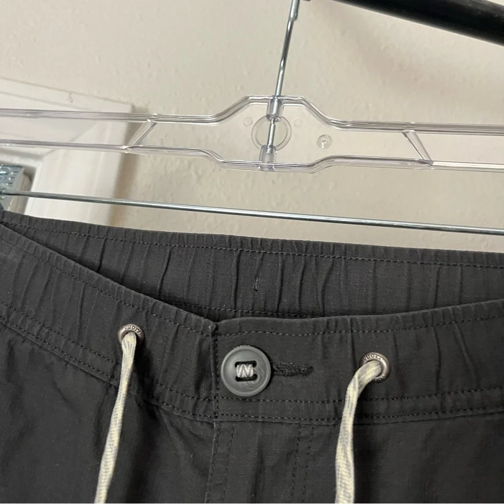 VUORI dark‎ grey athletic elastic drawstring waist slim leg cropped pants
